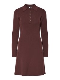 Robe côtelée bordeaux à manches longues, col classique et patte de boutonnage. Présente des fentes sur les côtés et une silhouette ajustée.