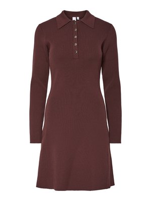 Rochie burgundy cu dungi, cu mâneci lungi, guler clasic și închidere cu nasturi. Prezintă slituri laterale și o siluetă ajustată.