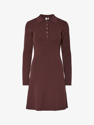 Abito a coste bordeaux con maniche lunghe, colletto classico e pattina con bottoni. Presenta fessure laterali e una silhouette aderente.