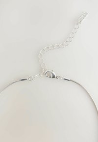 Hõbe kaelakee, millel on madu ketti ja austraalia klamber, reguleeritava pikkusega kett ja omavahel seotud ringikettad.