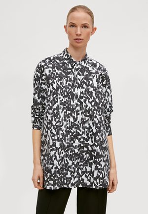 Langarmhemd in Schwarz und Weiß mit einem abstrakten Muster, ausgestattet mit einem klassischen Kragen und einem lockeren Schnitt. Glatte Stofftextur.