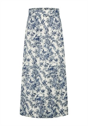 Lange witte rok met een blauw, gedetailleerd patroon van bloemen, bomen, vlinders en vogels, met een hoge taille en subtiele plooien.