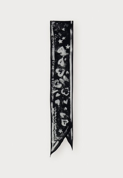 Eșarfă imprimată alb-negru, cu modele abstracte, text și desene cu stele. Fabricată dintr-un material neted, având o formă rectangulară.