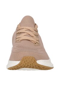 Helle rosa Sportschuh mit strukturiertem Strick-Obermaterial, Schnürverschluss und weißer Zwischensohle. Verfügt über eine gemusterte braune Gummisohle.