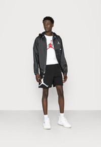 Jordan JORDAN AIR TEE - T-shirt con stampa - white/black/gym red