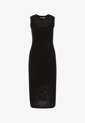 Musta neulemekko ilman hihoja, jossa on avoin kudontakuosi ja suora siluetti, ulottuen polven puoliväliin.