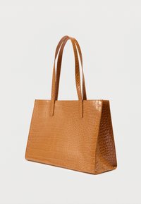 Tan handtas met krokodillenprint, verlengde handvatten, rechthoekige vorm, gladde textuur en glanzende afwerking. Open bovenkant ontwerp.