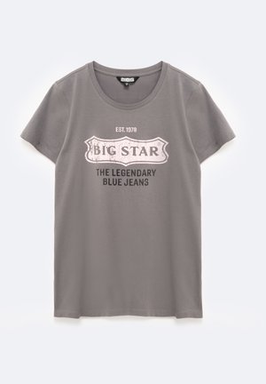 Hall värvi puuvillane t-särk, millel on ümmargune kaelus ja lühikesed varrukad. Eesmine graafika sisaldab tekste "BIG STAR" ja "THE LEGENDARY BLUE JEANS."