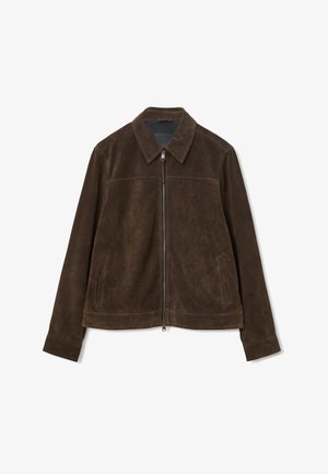 Chaqueta de ante marrón con cremallera, collar clásico y dos bolsillos frontales verticales, exhibida plana sobre un fondo blanco.