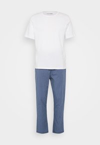 Hvid bomulds T-shirt med rund hals, parret med marineblå stribet bukser, der har lige snit og cropped kant.