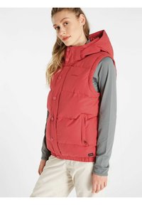 Rode puffer vest met een capuchon, voorzien van een drukknoopsluiting aan de voorkant, zijzakken en een gladde textuur. Gepaard met een grijze top met lange mouwen.