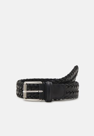 Cinturón de cuero trenzado negro con hebilla de metal plateado. Presenta un acabado suave y texturizado, y un diseño clásico.