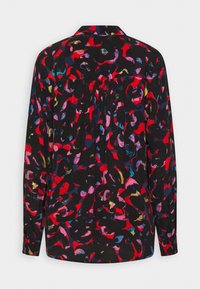 Chemise noire à manches longues avec un motif abstrait en rouge, rose, bleu et jaune, vue de dos.