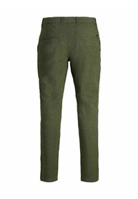 I pantaloni in lino verde oliva presentano una vestibilità slim, una trama liscia e due tasche posteriori, progettate con un dettaglio di cucitura sottile.