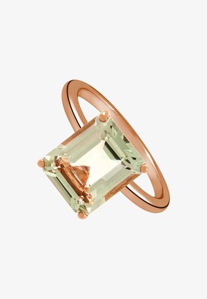 Anillo de oro rosa con una gran piedra preciosa rectangular de un suave color verde, asegurada por cuatro garras, y con una banda lisa y pulida.