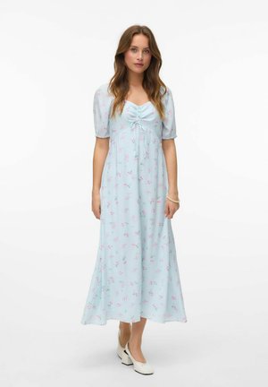 Robe maxi florale bleu clair avec des manches courtes bouffantes, détail de corsage froncé et délicates fleurs roses. Tissu lisse, silhouette fluide.