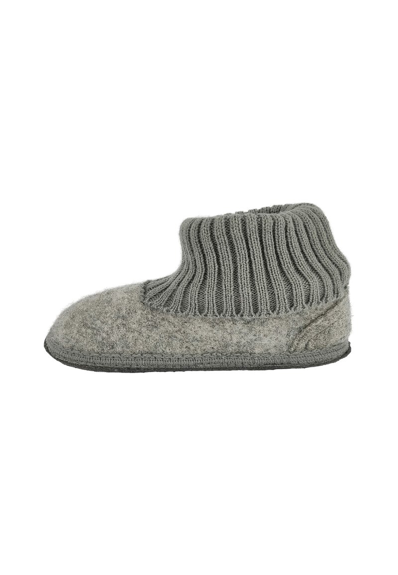 Grau gefilzte Hausschuhe mit einem gerippten gestrickten Bund, runder Zehenpartie und schwarzer Gummisohle. Weiche Textur mit subtilen Farbvariationen.