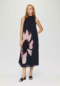 s.Oliver BLACK LABEL PLISSEE MIT BLUMEN-PRINT - Jurk - navy
