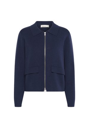 Tummansininen neulecardigan, jossa on kauluksellinen pääntie, täysi vetskari ja kaksi etutaskua. Cardiganissa on sileä, teksturoitu pinta.
