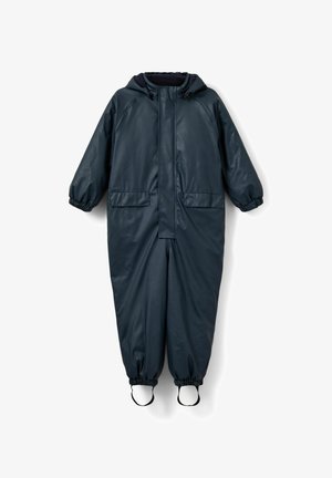 Mono impermeable azul marino con capucha, puños elásticos, dos bolsillos frontales y correas ajustables en los tobillos. Textura suave y brillante.