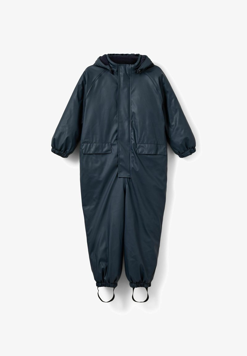 Námořnická modrá nepromokavá kombinéza s kapucí, elastickými manžetami, dvěma předními kapsami a nastavitelnými popruhy na kotnících. Hladký, lesklý povrch.