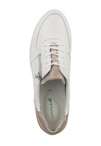 Bílé kožené tenisky s texturovaným béžovým detailem, plochými tkaničkami, bočním zipem a měkkým vnitřkem. Obsahují zelené logo značky.