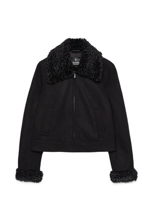 Veste noire cropped avec un col et des poignets texturés et doux. Elle présente des manches longues, une fermeture éclair à l'avant et deux poches avant.