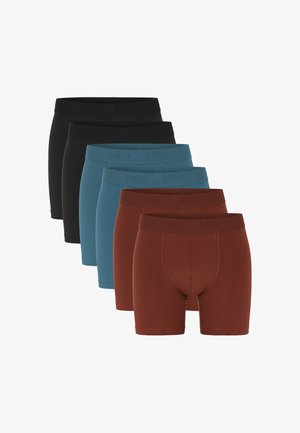 Seks par herre boxershorts i sort, blå og brun farve, stablet i to rækker på en hvid baggrund.