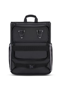 Svart ryggsäck med en texturerad yta, två framspännen, sidofylla och ett handtag högst upp. Utrustad med justerbara remmar och en strömlinjeformad design.