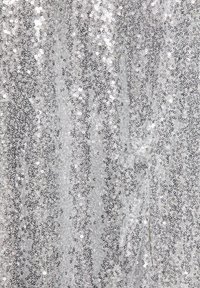 Strieborná flitrová tkanina s lesklým, textúrovaným povrchom. Obsahuje husté strieborné a čierne flitre usporiadané vo vertikálnom prúžkovanom vzore.