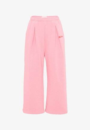 Różowe spodnie o szerokich nogawkach z elastycznym pasem i subtelnymi zakładkami, z małym czerwonym logo „BooHoo” na prawej biodrze.