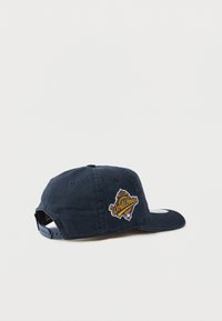 Gorra de béisbol azul marino hecha de tela suave con un logotipo bordado de la Serie Mundial en la parte frontal y un cierre ajustable tipo snapback.