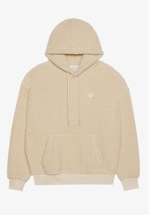 Beige hoodie van pluizig materiaal, met een voorzak, koordjes en een klein geborduurd logo op de borst.