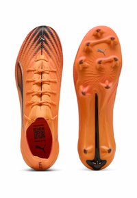 Scarpe da calcio di un vivace arancione con una tomaia testurizzata, accenti neri e suola scolpita con sei tacchetti per la trazione.