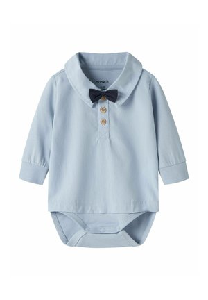 Body bébé à manches longues bleu clair avec col, trois boutons en bois et un petit nœud papillon bleu marine au niveau du col.
