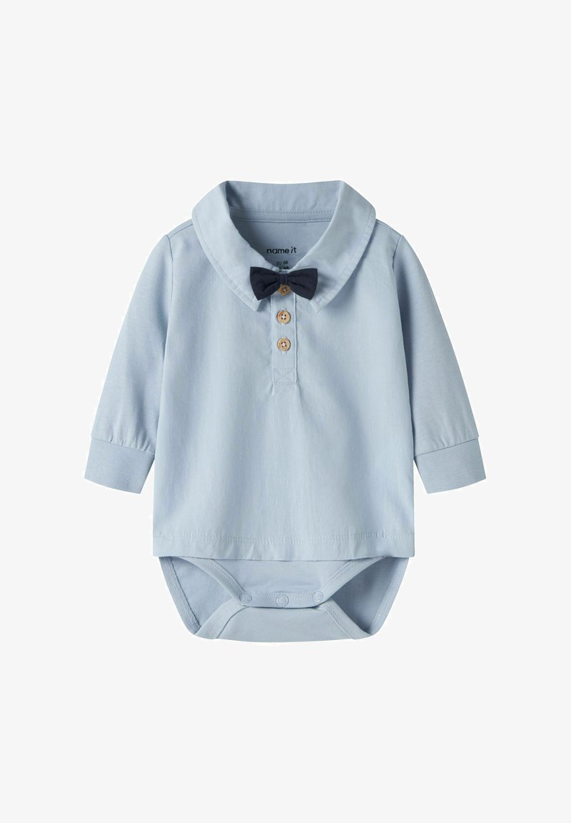 Body bébé à manches longues bleu clair avec col, trois boutons en bois et un petit nœud papillon bleu marine au niveau du col.