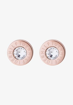 Orecchini circolari in oro rosa con un grande gemstone trasparente centrale e branding inciso attorno al bordo. Superficie in metallo liscia con finitura lucida.