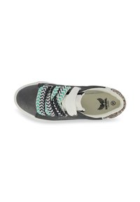 Baskets noires avec un dessus texturé gris, des bandes élastiques à motif chevron multicolores, des lacets blancs et un accent scintillant au niveau du talon.
