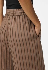 Pieces PCPIA HW WIDE  WVN NOOS - Tygbyxor - brown