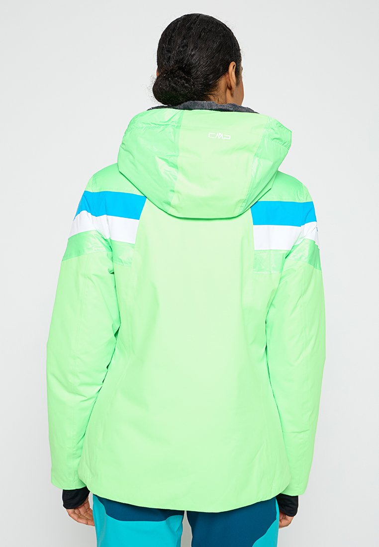 Grüne wasserdichte Jacke mit Kapuze, weißen und blauen horizontalen Streifen sowie einer lockeren Passform. Glatte Textur und leichtes Design.