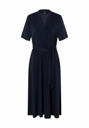 Marineblauwe jurk met korte mouwen, een V-hals, een ceintuur rond de taille en een vloeiende silhouet. Gemaakt van zachte, gestructureerde stof voor comfortabel dragen.
