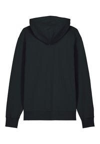 Zwarte hoodie met een gladde textuur, lange mouwen en een kangoeroezak. Heeft geribbelde boorden en zoom. Eenvoudig ontwerp, geen grafische elementen.