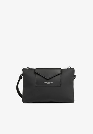 Borsa a tracolla nera in nylon con pattina anteriore, chiusura con zip e logo impresso. Texture liscia con forma rettangolare e tracolla regolabile.