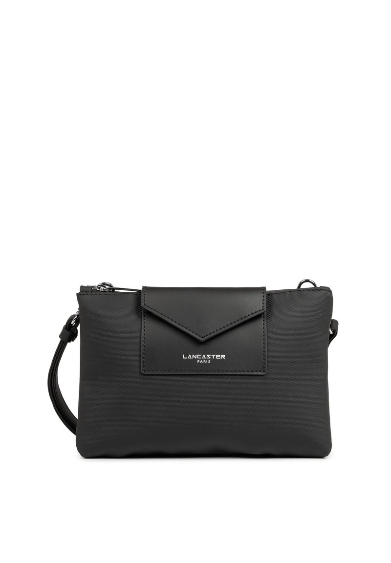 Borsa a tracolla nera in nylon con pattina anteriore, chiusura con zip e logo impresso. Texture liscia con forma rettangolare e tracolla regolabile.