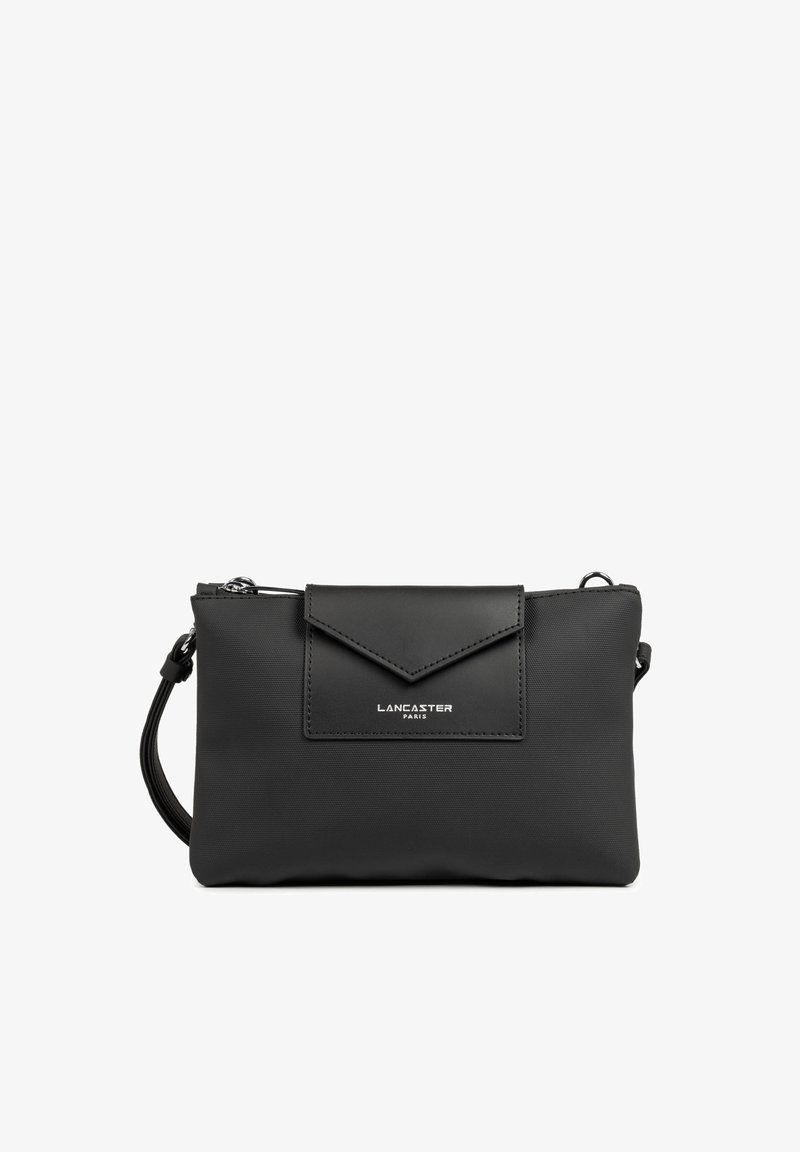 Borsa a tracolla nera in nylon con pattina anteriore, chiusura con zip e logo impresso. Texture liscia con forma rettangolare e tracolla regolabile.