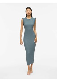 Abito midi in tessuto teal testurizzato, caratterizzato da una silhouette aderente, maniche a cappuccio con volant e un orlo all'altezza del ginocchio.