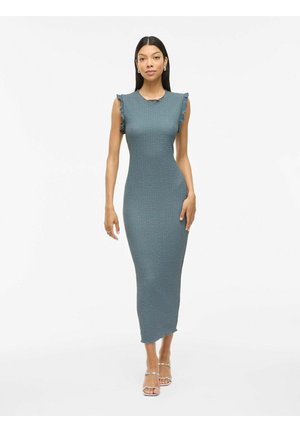 Abito midi in tessuto teal testurizzato, caratterizzato da una silhouette aderente, maniche a cappuccio con volant e un orlo all'altezza del ginocchio.