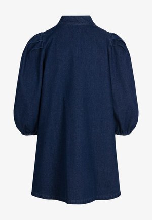 Donkerblauwe denimjurk met opgepofte driekwart mouwen, geplooide manchetten en een spitse kraag, gezien vanaf de achterkant.