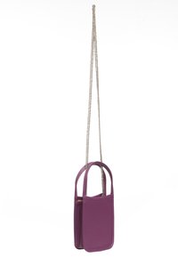 Borsa in pelle viola con una texture liscia, dotata di manici doppi e una tracolla in catena argentata, progettata con una forma rettangolare.