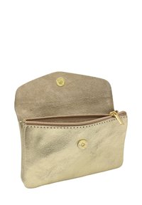 Pochette en cuir doré avec une finition texturée, fermeture éclair et un bouton pression décoratif en haut. Design simple et rectangulaire.